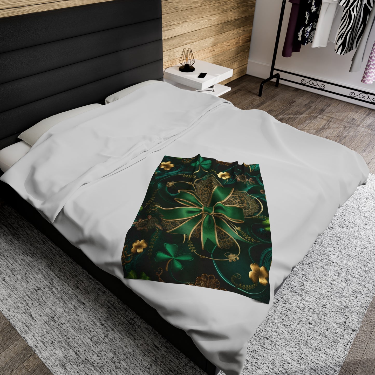 St. Patrick's Day Velveteen Plush Blanket - Cozy Green & Gold Throw
